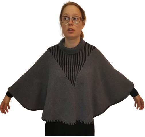 En person, der bærer briller og OPSKRIFT - MODEL HENRIETTE - PONCHO, udformet med sorte striber, står med let spredte arme. Ponchoen, med flagermus-lignende ærmer og rullekravedesign, er sat mod en hvid baggrund.