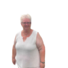 En person med kort hvidt hår og briller er iført OPSKRIFT - MODEL LONE- SOMMER BLUSE, en stilfuld hvid ærmeløs top, parret med røde bukser. De smiler og står på en almindelig hvid baggrund og afgiver stemningen af en model, der viser deres seneste strikkemaskine-kreationer.