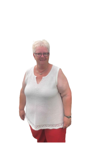 En person med kort hvidt hår og briller er iført OPSKRIFT - MODEL LONE- SOMMER BLUSE, en stilfuld hvid ærmeløs top, parret med røde bukser. De smiler og står på en almindelig hvid baggrund og afgiver stemningen af en model, der viser deres seneste strikkemaskine-kreationer.
