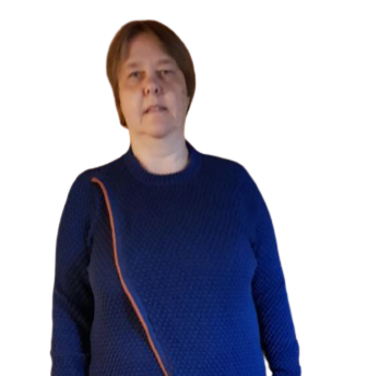 En person med kort hår er iført "OPSKRIFT - MODEL ELLIE - DAME VEST MED FLOTTE KANTER", en blå tekstureret sweater med en orange diagonal stribe, lavet af bæredygtigt garn, poseret mod en almindelig hvid baggrund.