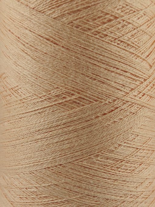 Nærbillede af en spole bæredygtig - økotex - bomuld nr 4207 - gyldenbrun tråd, der fremhæver de indviklede overlappende lag og fine tekstur af de bæredygtige fibre.